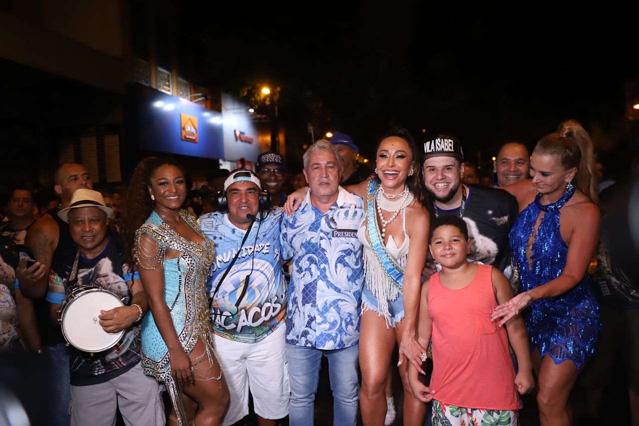 Sabrina Sato no ensaio de rua da Vila Isabel (Foto: Daniel Pinheiro/AgNews)