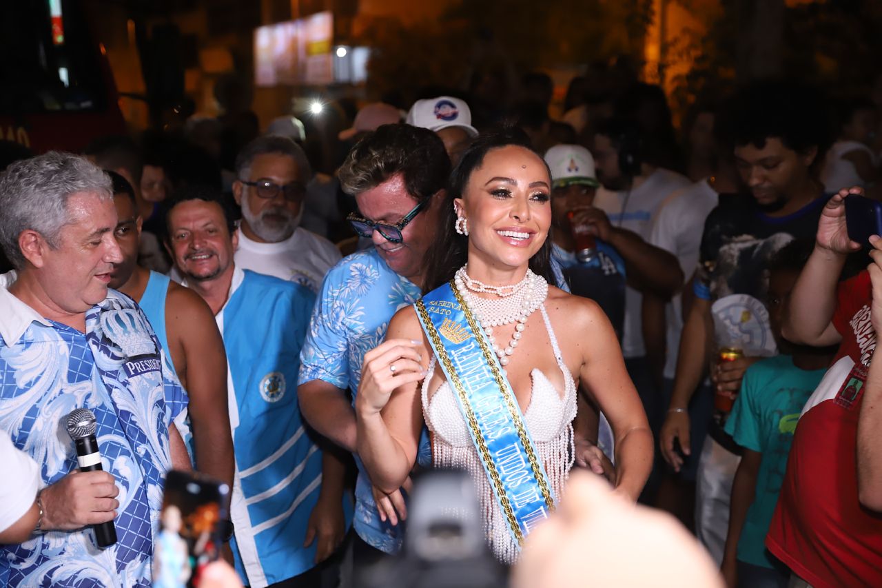 Sabrina Sato no ensaio de rua da Vila Isabel (Foto: Daniel Pinheiro/AgNews)