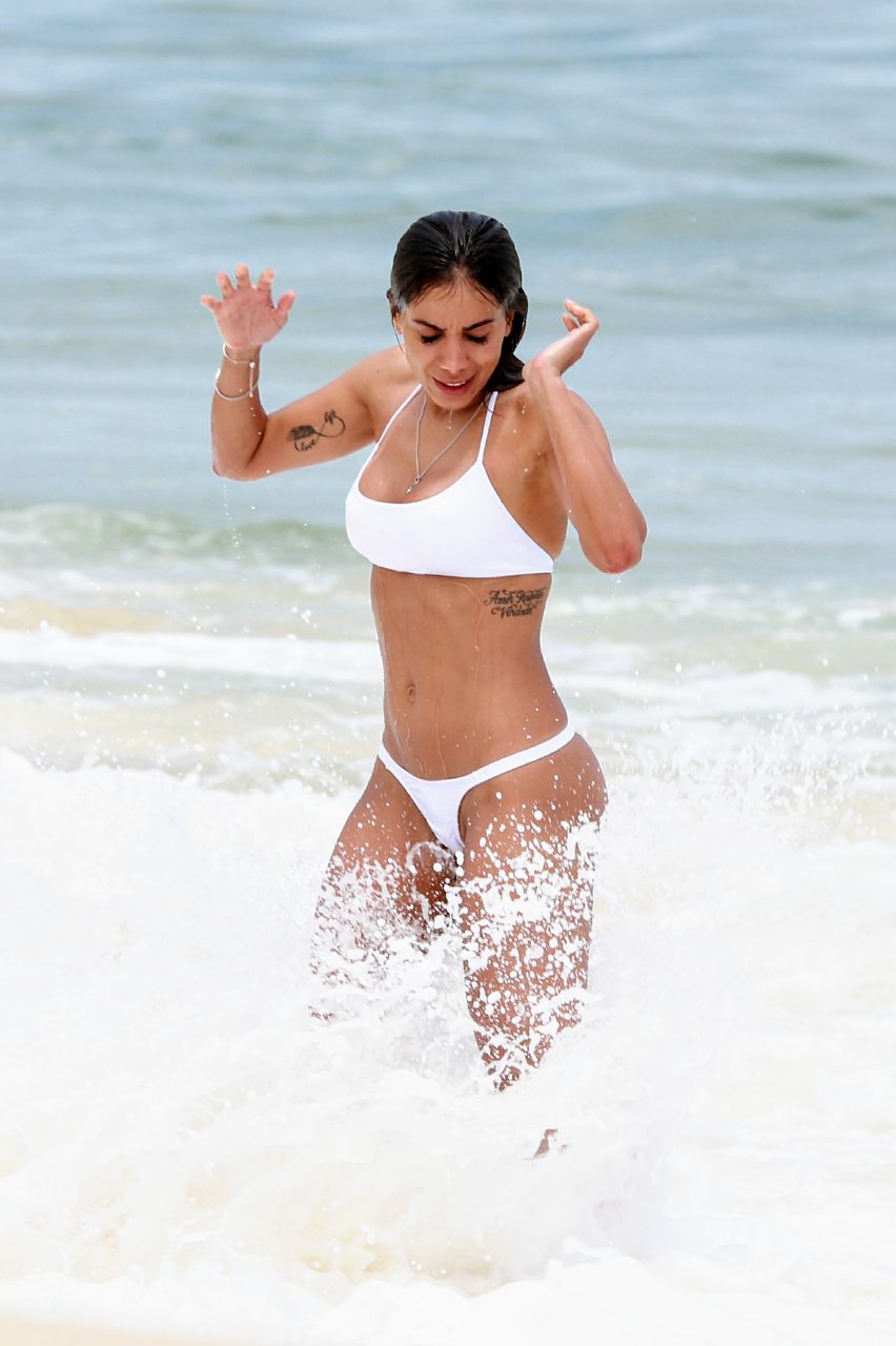 Anitta na praia (Foto: Dilson Silva/AgNews)