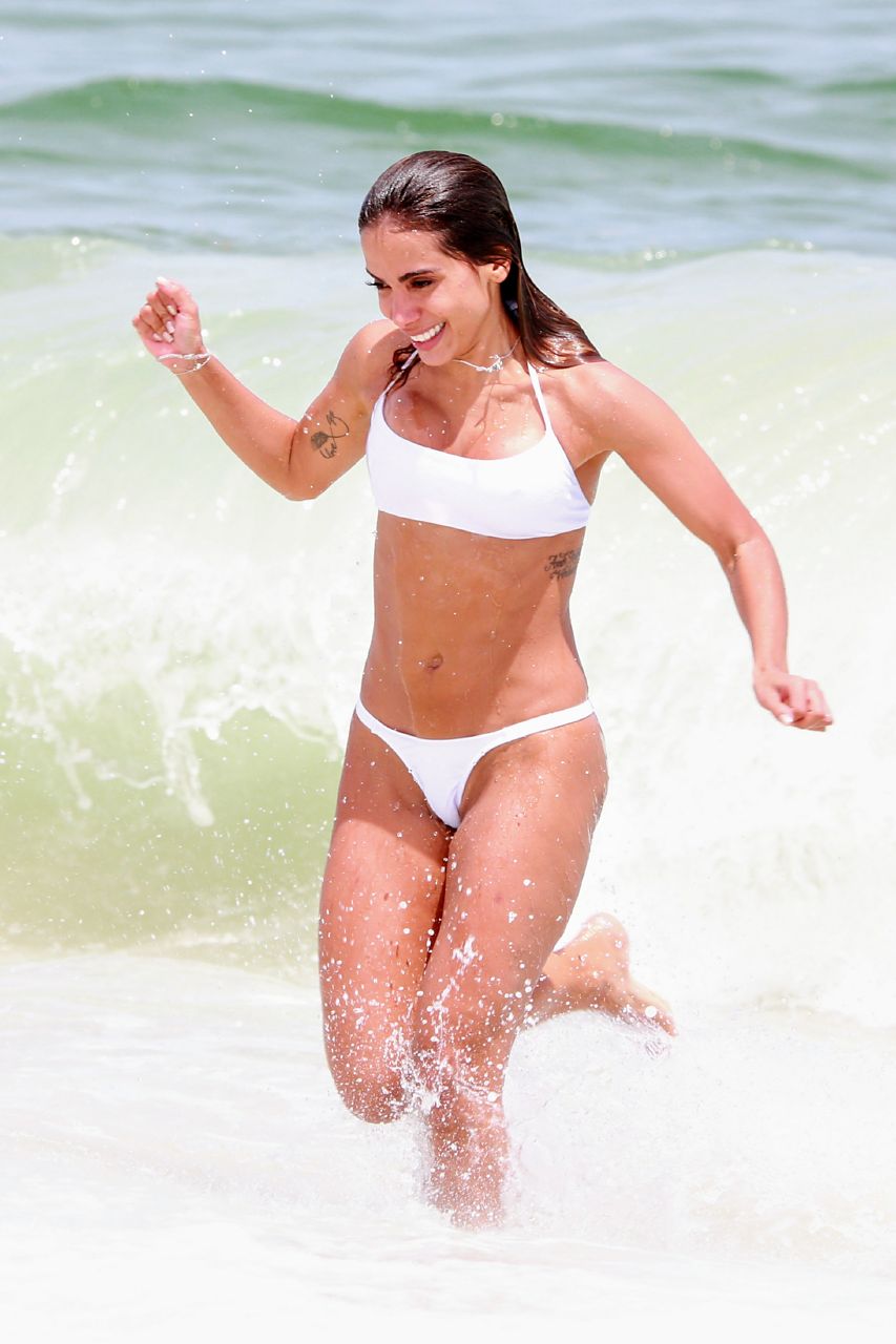 Anitta na praia (Foto: Dilson Silva/AgNews)