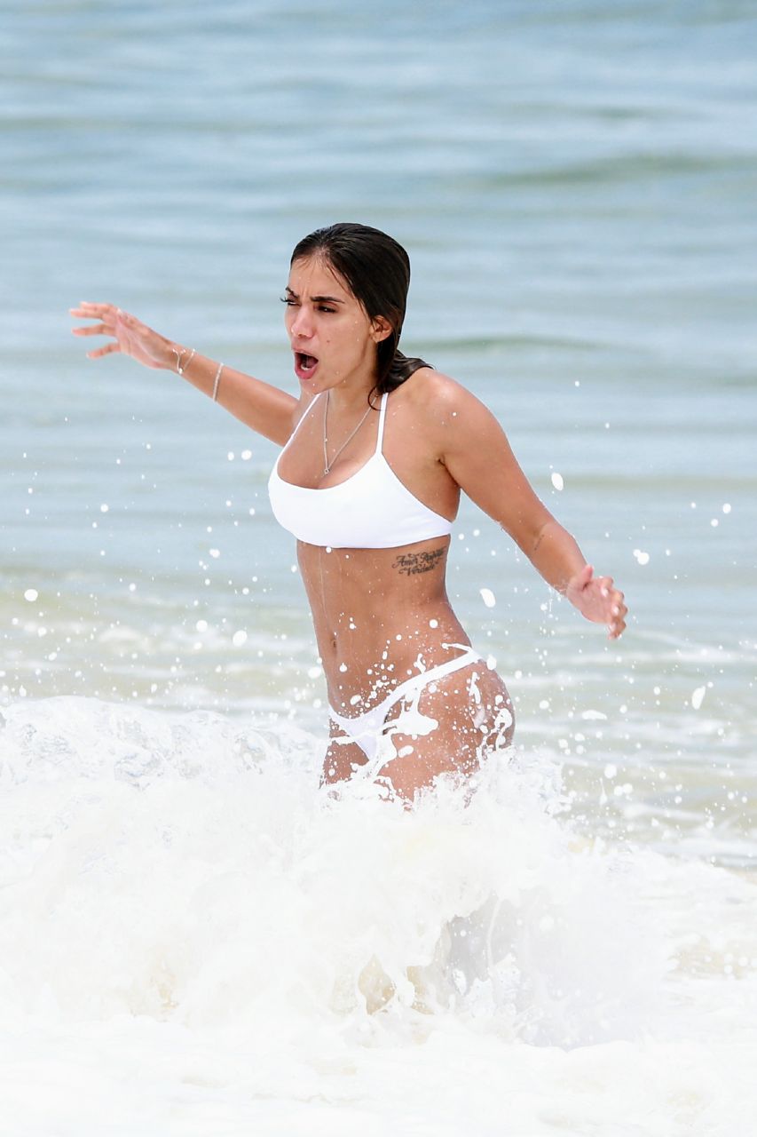 Anitta na praia (Foto: Dilson Silva/AgNews)