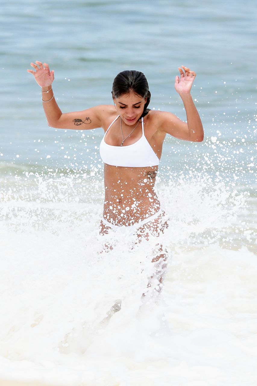 Anitta na praia (Foto: Dilson Silva/AgNews)