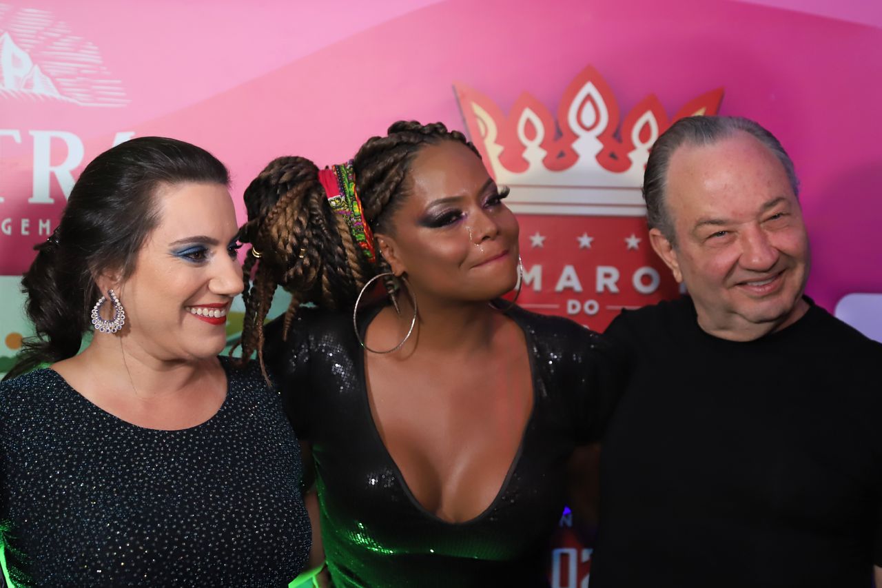 Lilian, Adriana Bombom e o sócio do camarote (Foto: Daniel Pinheiro/AgNews)