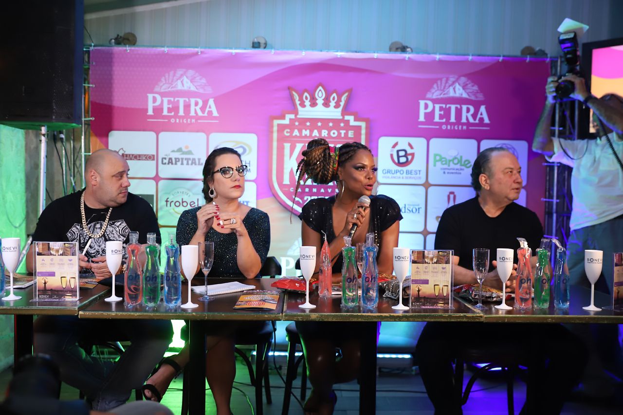 Joãozinho King, Lilian, Adriana Bombom e sócio só camarote (Foto: Daniel Pinheiro/AgNews)
