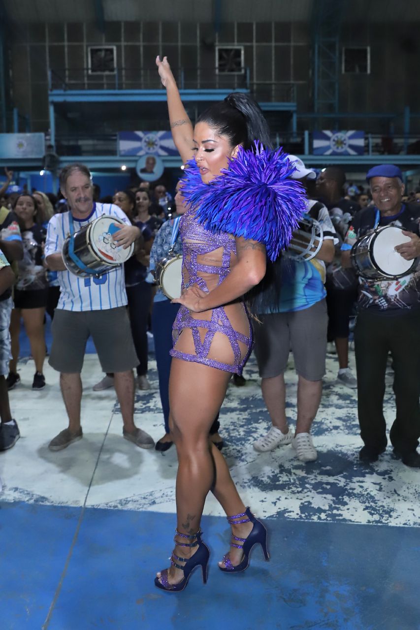 Aline Riscado no ensaio da Vila Isabel (Foto: Daniel Pinheiro/AgNews)