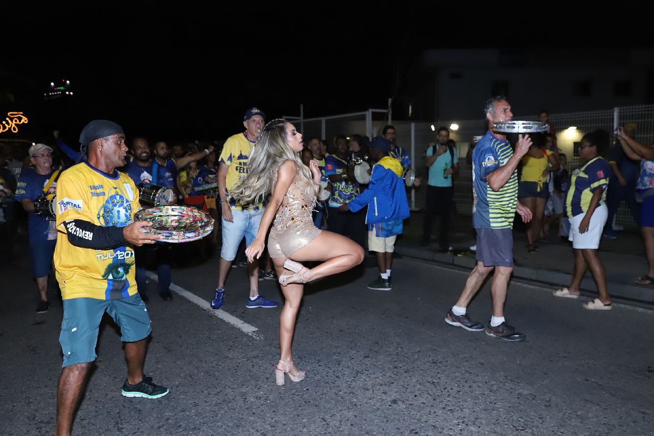 Lexa no ensaio de rua (Foto: Daniel Pinheiro/AgNews)