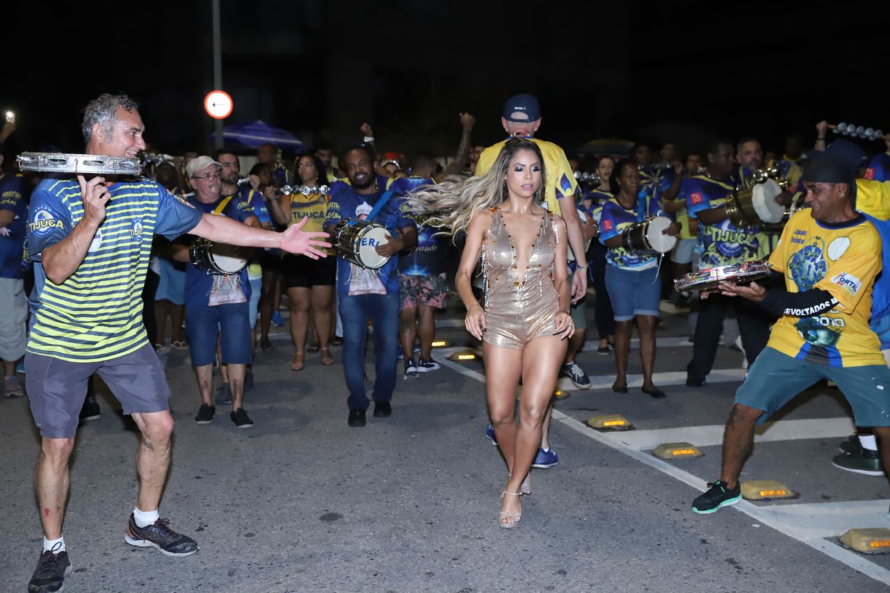 Lexa no ensaio de rua (Foto: Daniel Pinheiro/AgNews)