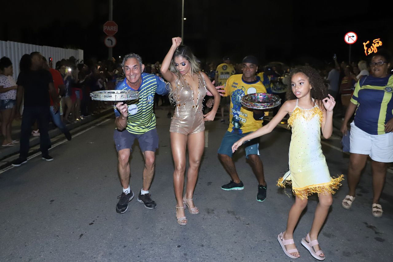 Lexa no ensaio de rua (Foto: Daniel Pinheiro/AgNews)