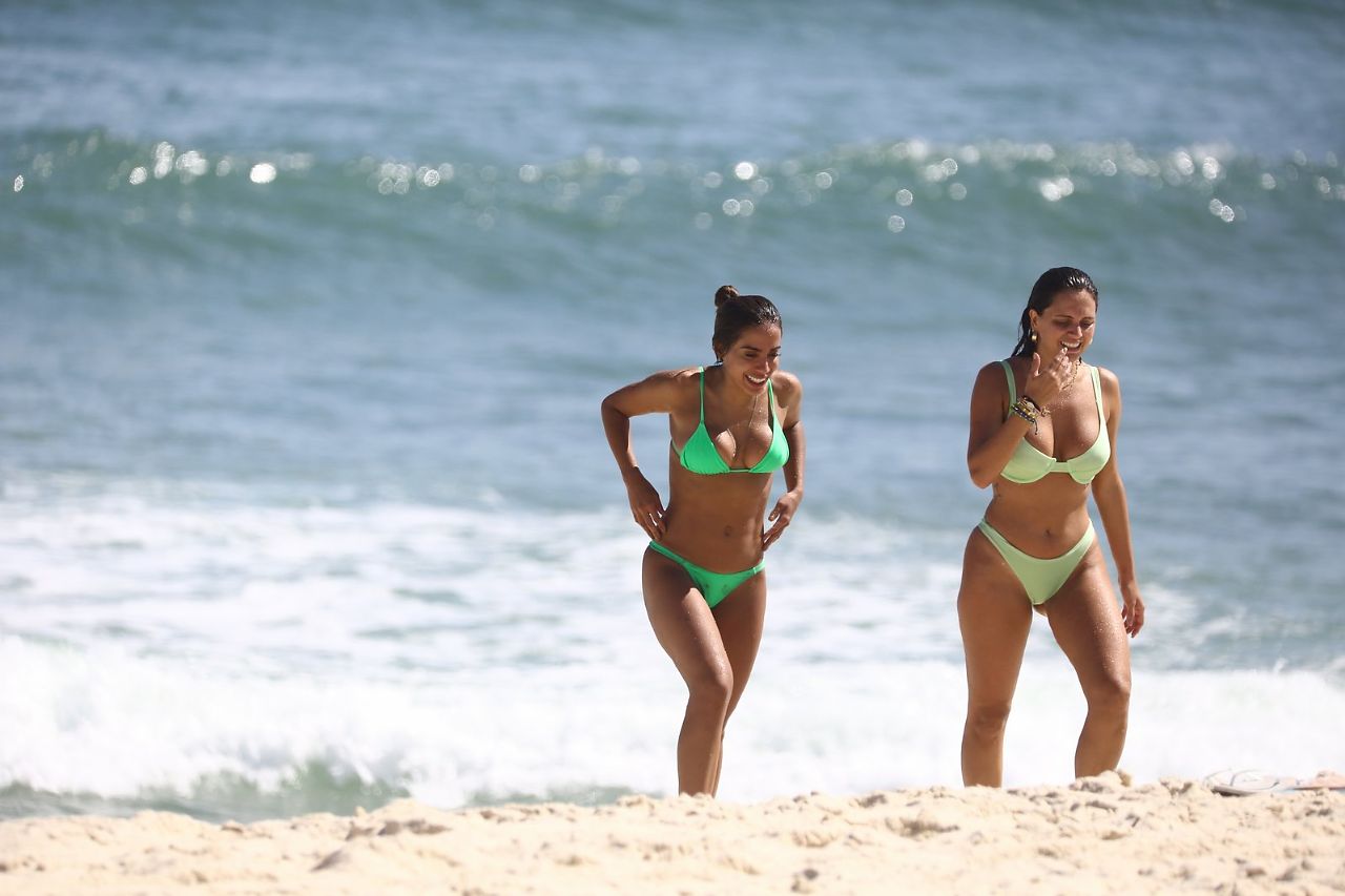 Anitta e sua cunhada Jeniffer Monteiro (Foto: Dilson Silva/AgNews)