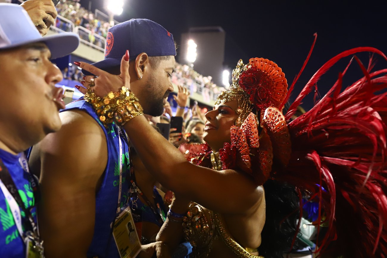 Viviane Araújo beija o namorado Guilherme Militão (Foto: Daniel Pinheiro/AgNews)