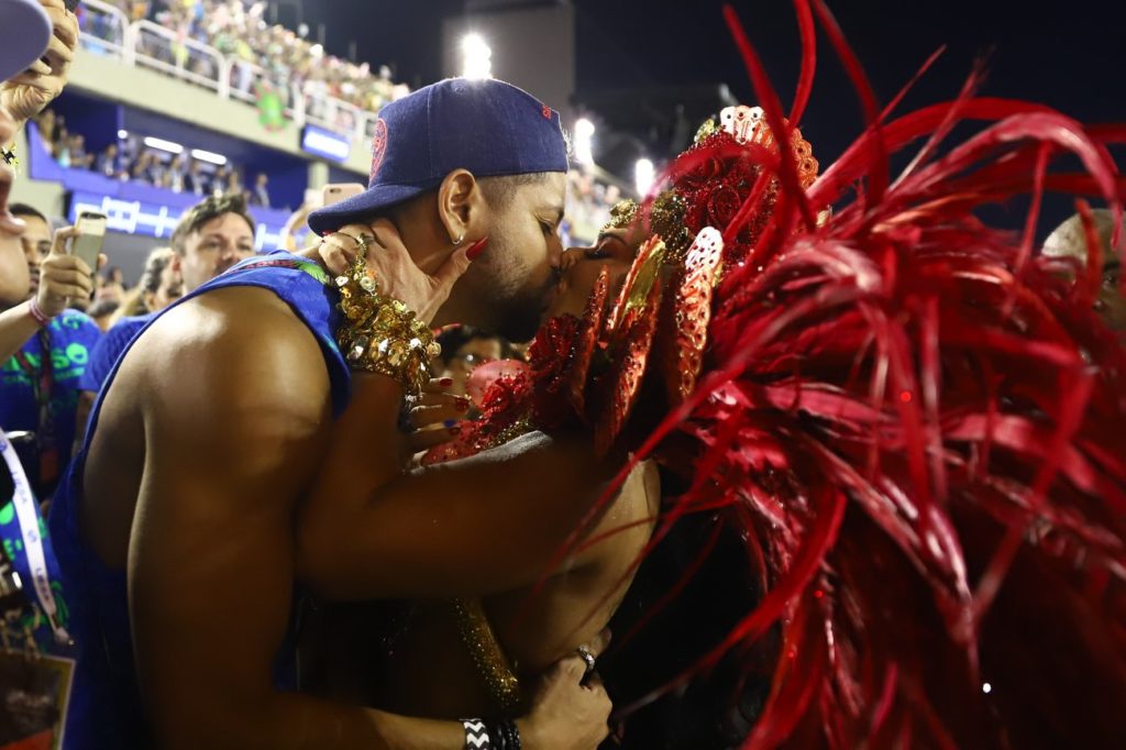 Viviane Araújo beija o namorado Guilherme Militão (Foto: Daniel Pinheiro/AgNews)