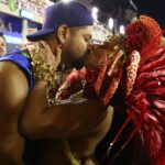 Viviane Araújo beija o namorado Guilherme Militão (Foto: Daniel Pinheiro/AgNews)