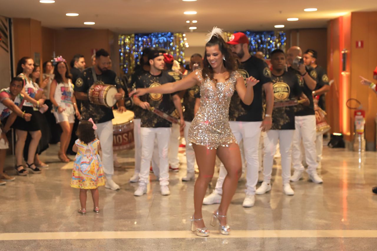 Renata Santos e bateria do Salgueiro (Fotos: Daniel Pinheiro/AgNews)