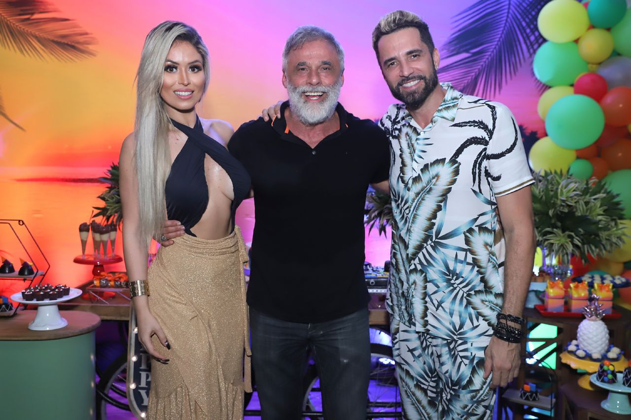 Rafaella Ribeiro, Oscar Magrini e Latino (Foto: Daniel Pinheiro/AgNews)