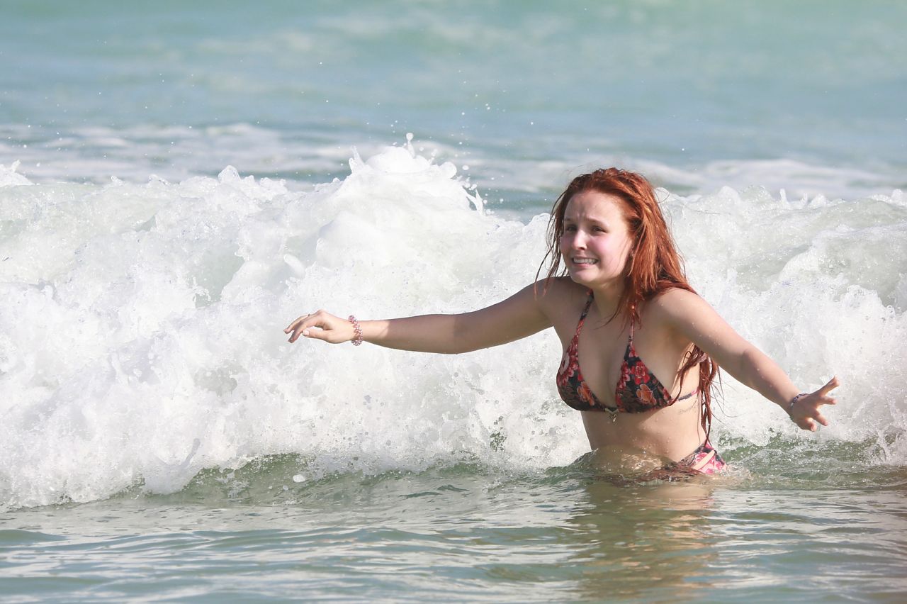 Larissa Manoela na praia (Foto: Dilson Silva/AgNews)