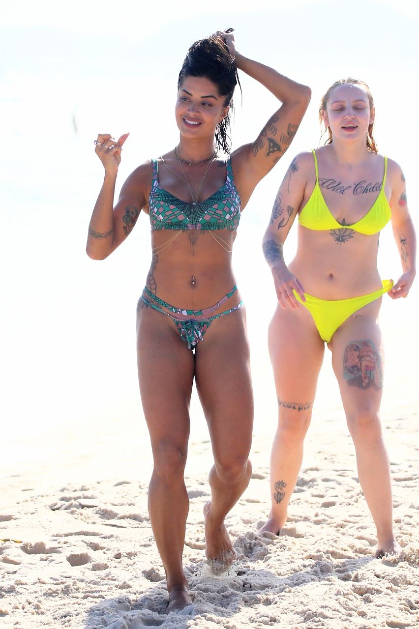 Aline Riscado e amigos na praia (Foto: Dilson Silva/AgNews)