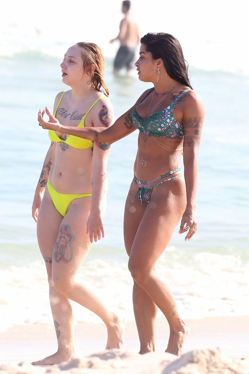 Aline Riscado e amigos na praia (Foto: Dilson Silva/AgNews)