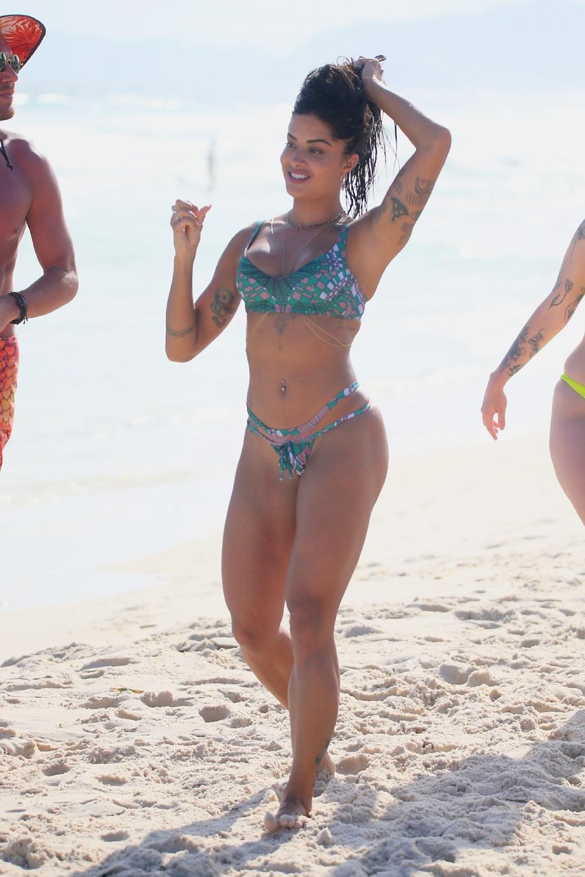 Aline Riscado e amigos na praia (Foto: Dilson Silva/AgNews)