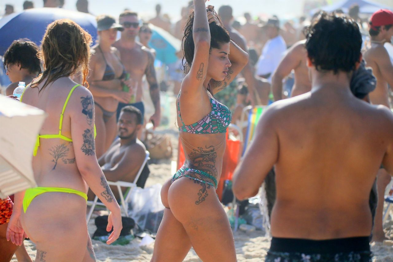 Aline Riscado e amigos na praia (Foto: Dilson Silva/AgNews)