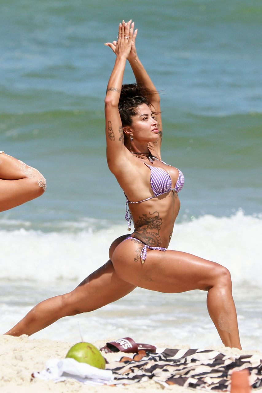 Aline Riscado fazendo pose se alongando (Foto: Dilson Silva/AgNews)