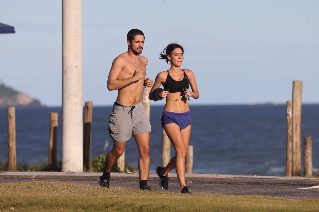 Gabriel Leone e Carla Salle correm na praia (Foto: AgNews)