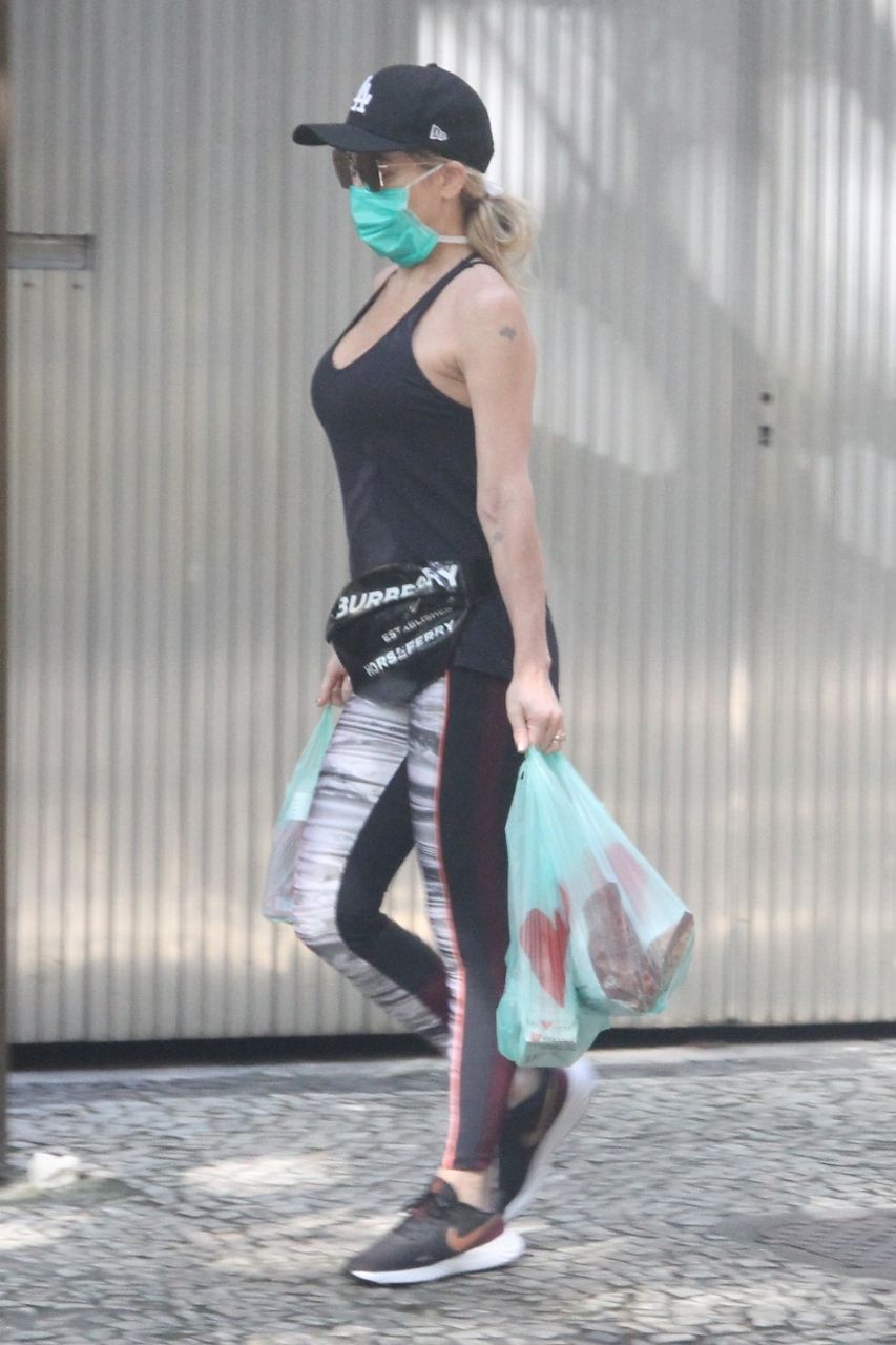 Danielle Winits com as compras (Foto: Daniel Delmiro/AgNews)