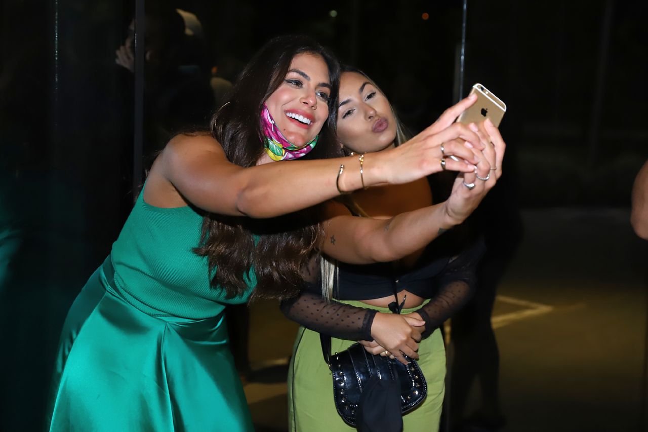 Mari posando com fãs (Fotos: Daniel Pinheiro/AgNews)