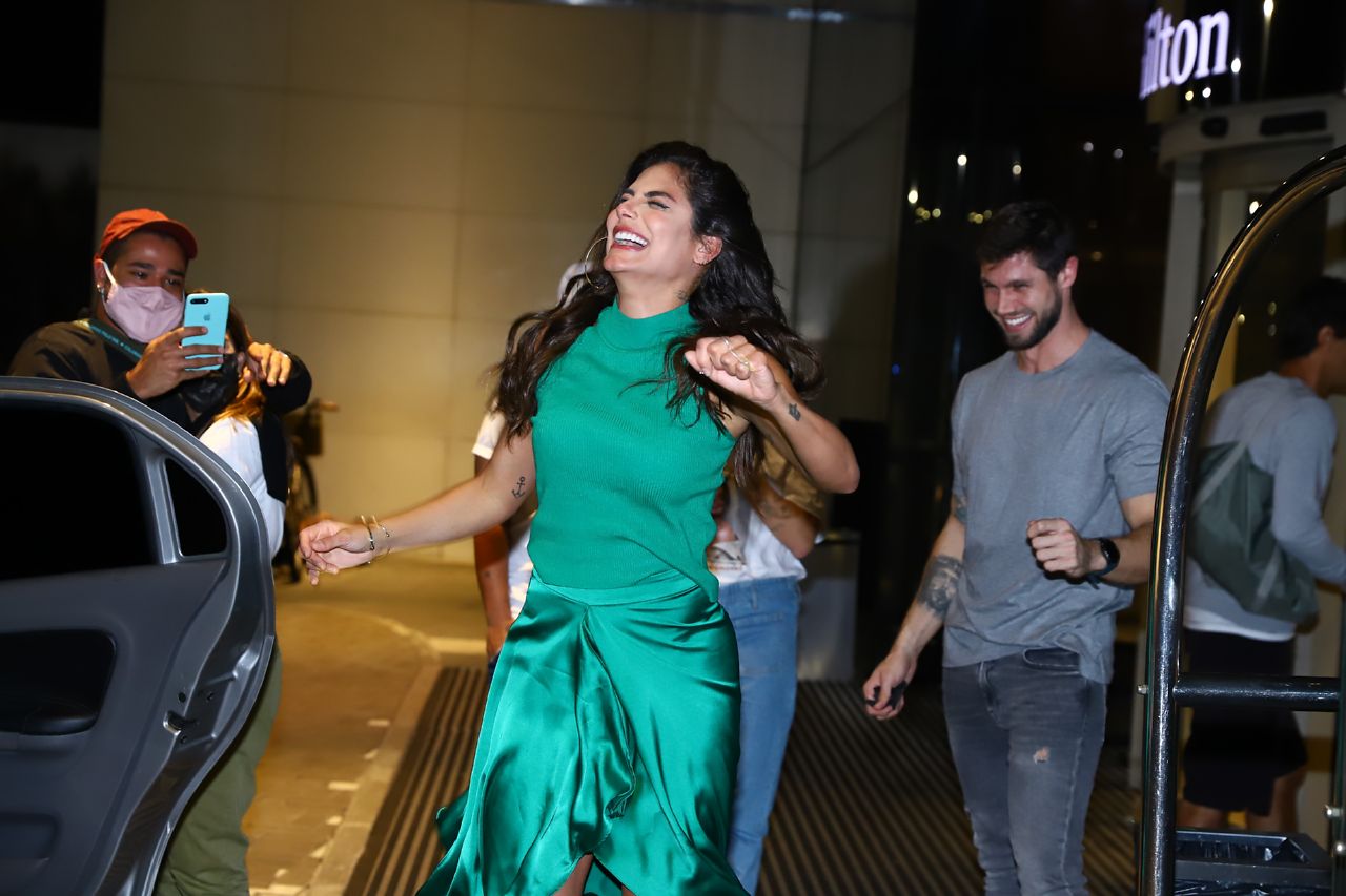 Mari González chega ao hotel (Fotos: Daniel Pinheiro/AgNews)