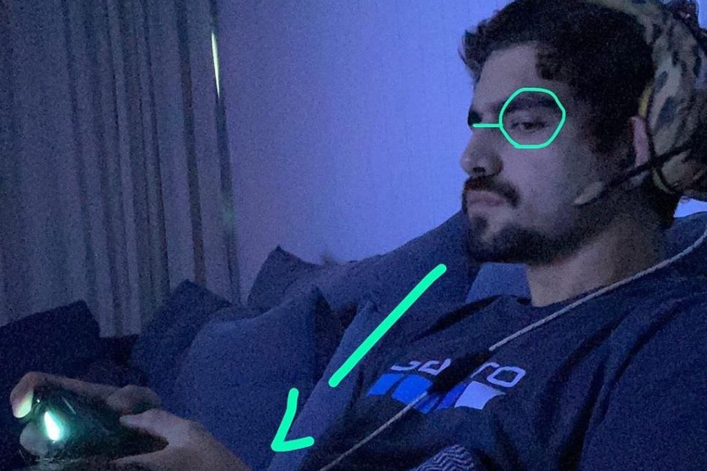 Caio Castro jogando vídeo game (Foto: reprodução/Instagram)