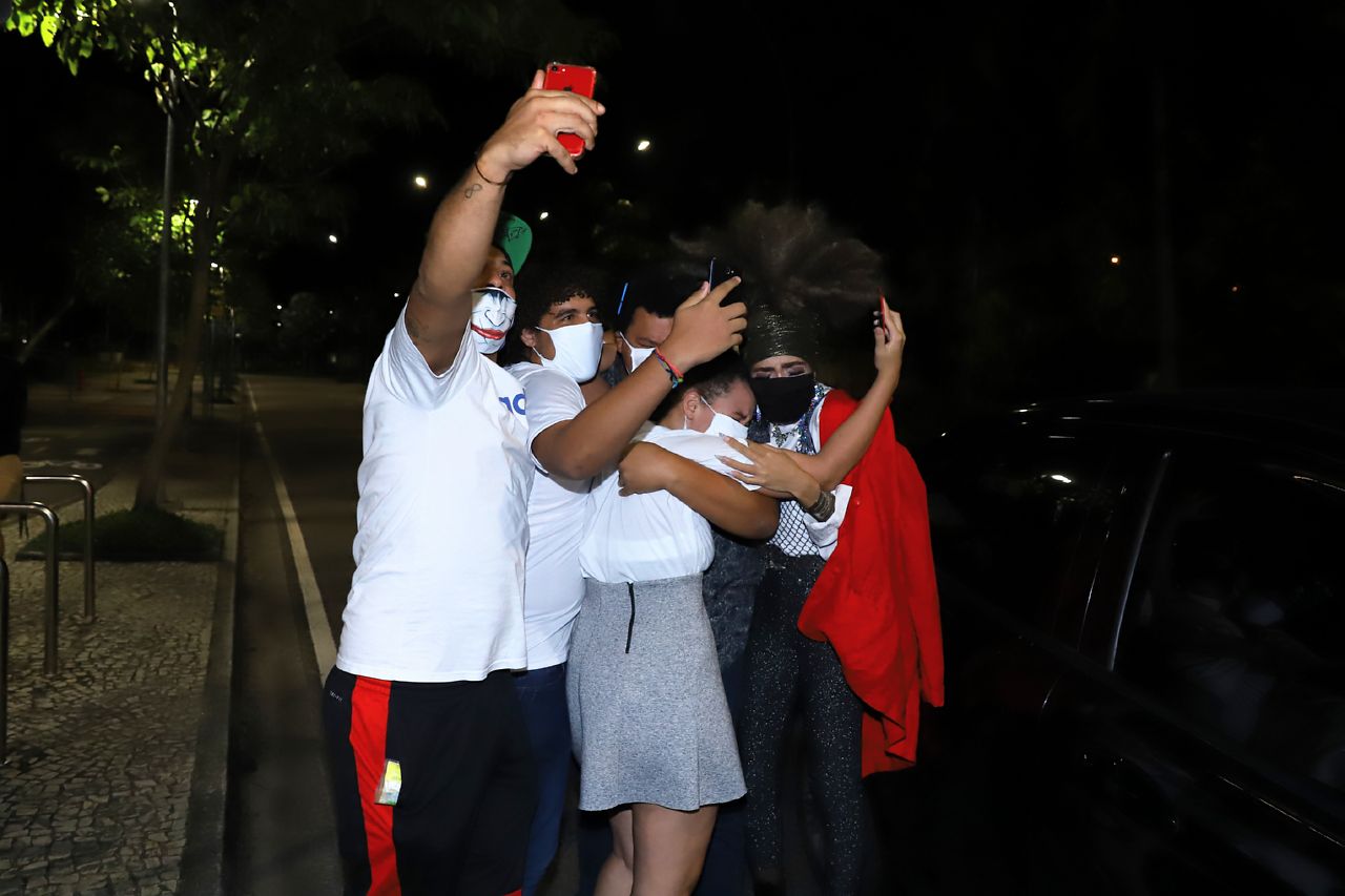Babu Santana encontra a família (Foto: Daniel Pinheiro/AgNews)