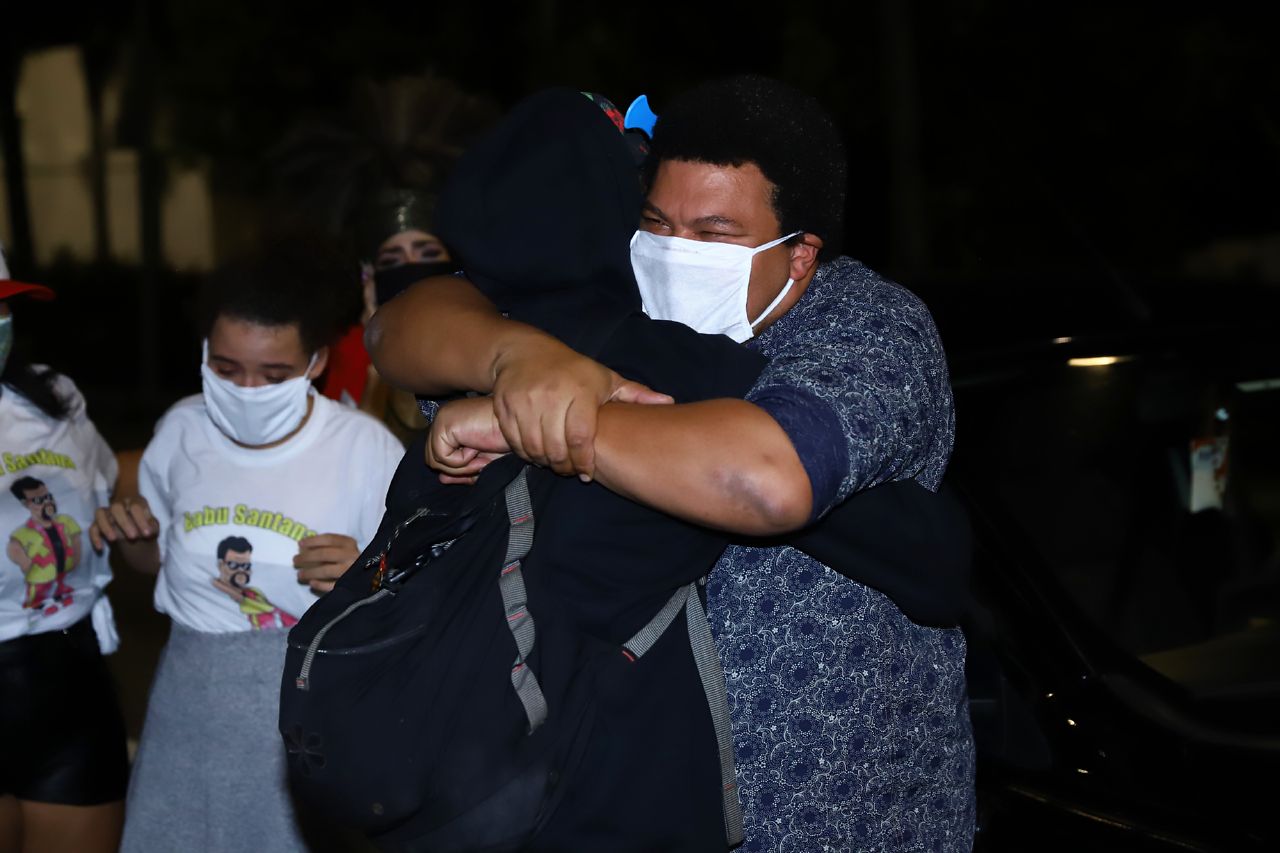 Babu Santana abraça a namorada (Foto: Daniel Pinheiro/AgNews)