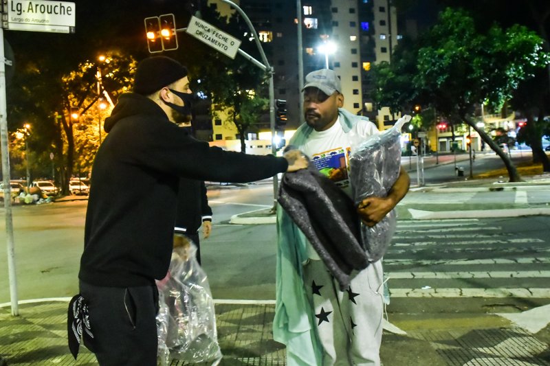 Felipe Titto distribui cobertores (Foto: Léo Franco/AgNews)