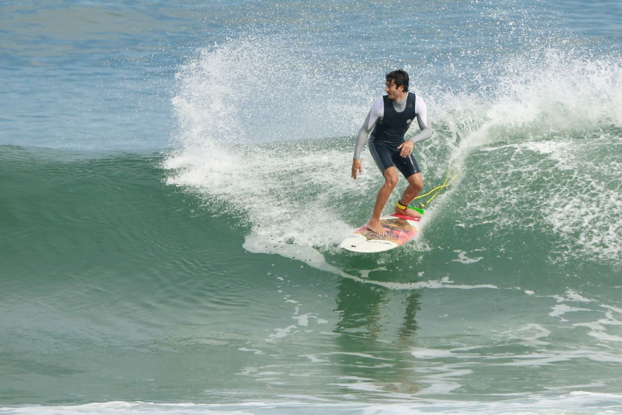 André Rezende surfa na Barra da Tijuca (Foto: Dilson Silva/AgNews)