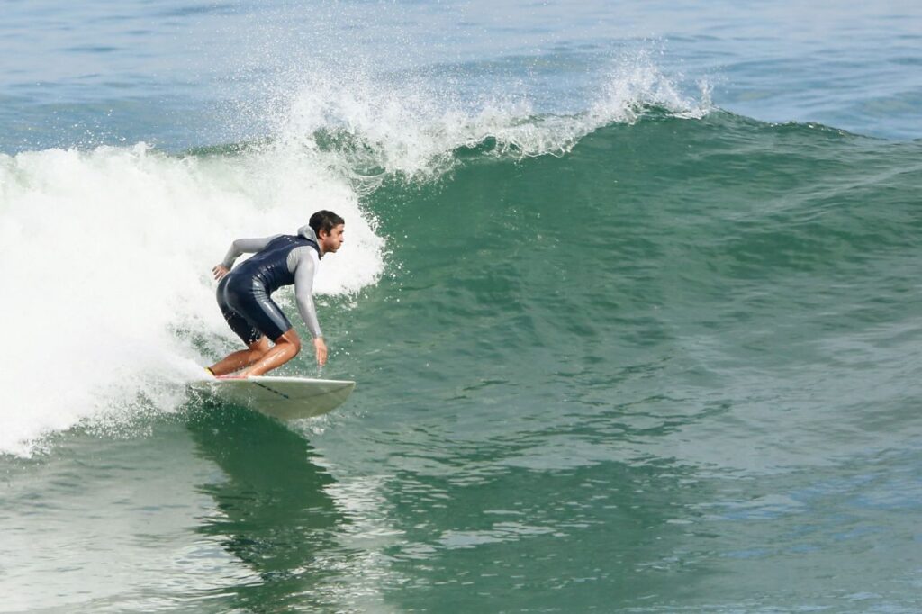 André Rezende surfa na Barra da Tijuca (Foto: Dilson Silva/AgNews)