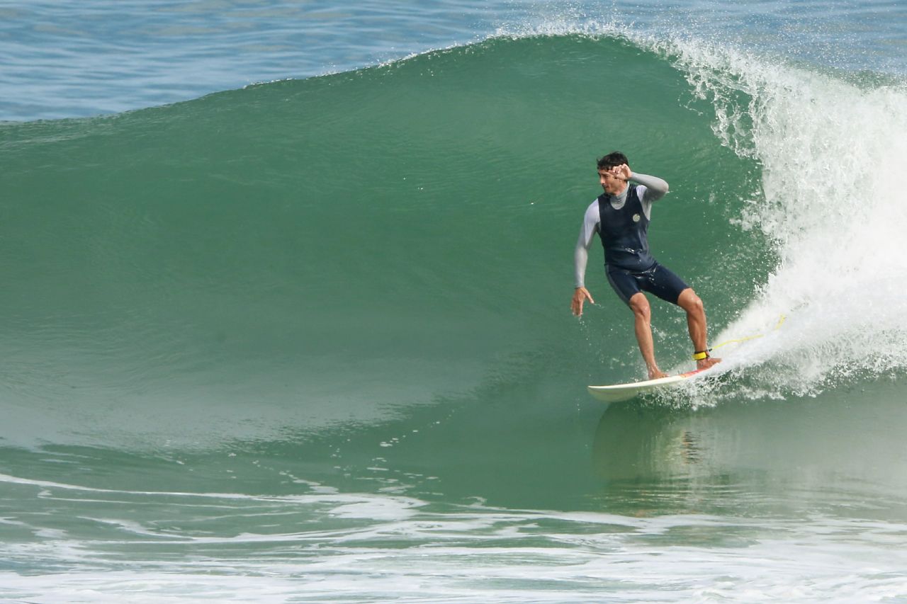 André Rezende surfa na Barra da Tijuca (Foto: Dilson Silva/AgNews)