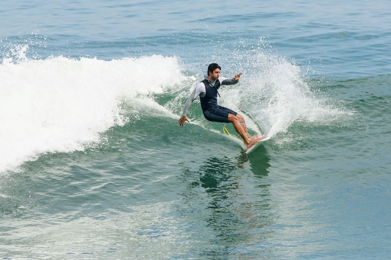 André Rezende surfa na Barra da Tijuca (Foto: Dilson Silva/AgNews)