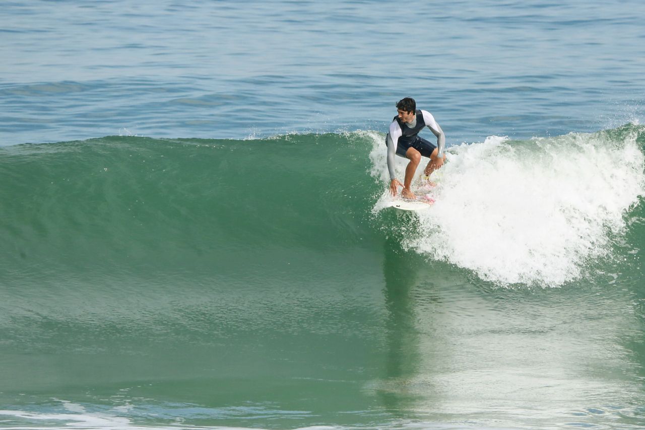 André Rezende surfa na Barra da Tijuca (Foto: Dilson Silva/AgNews)