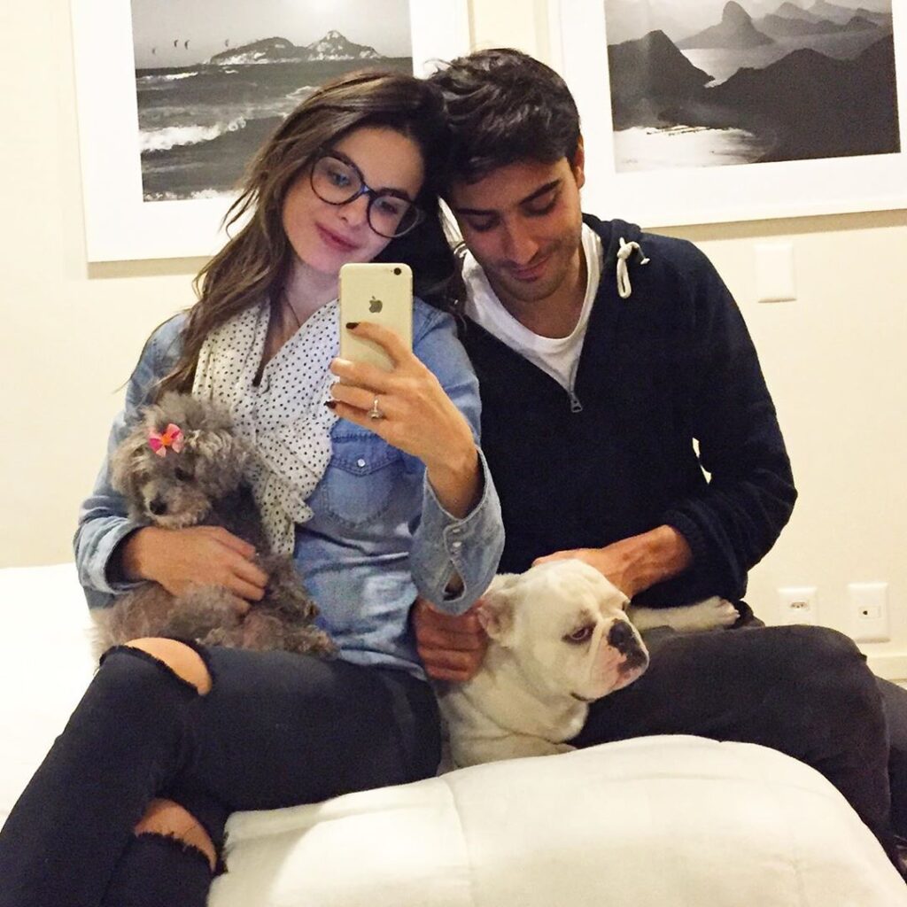 Sthefany, Igor e seus filhos de quatro patas (Foto: reprodução/Instagram)