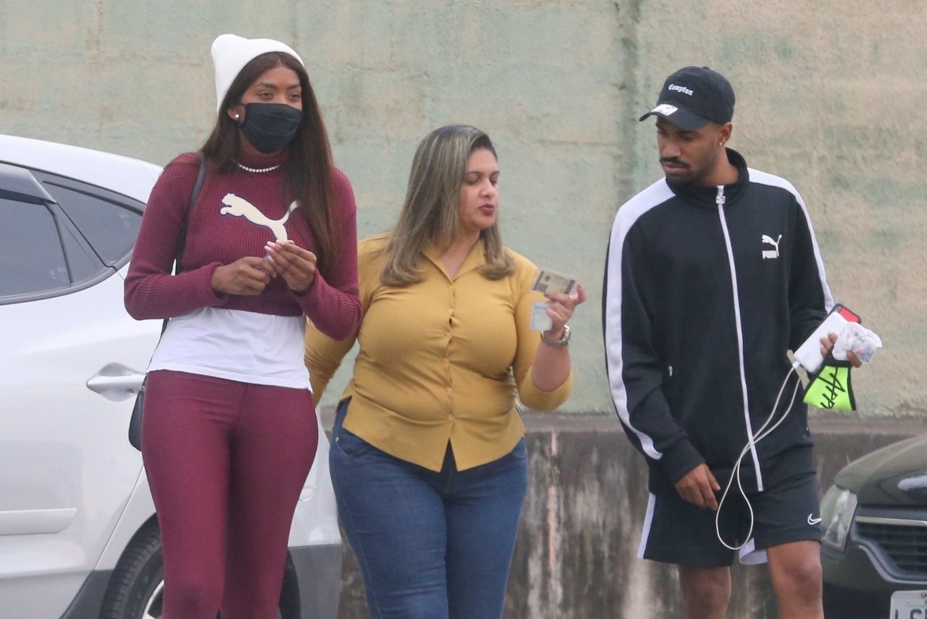 Luane, irmã da Ludmilla e amigos (Foto: AgNews)