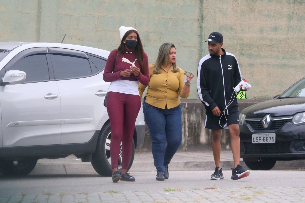 Luane, irmã da Ludmilla e amigos (Foto: AgNews)