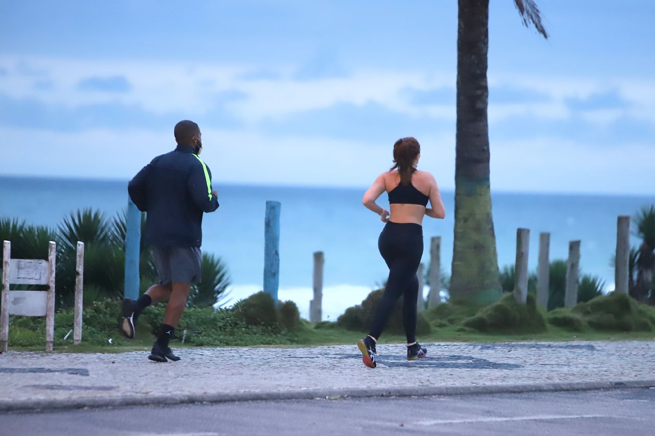 Amanda Gontijo se exercita na orla (Foto: AgNews)