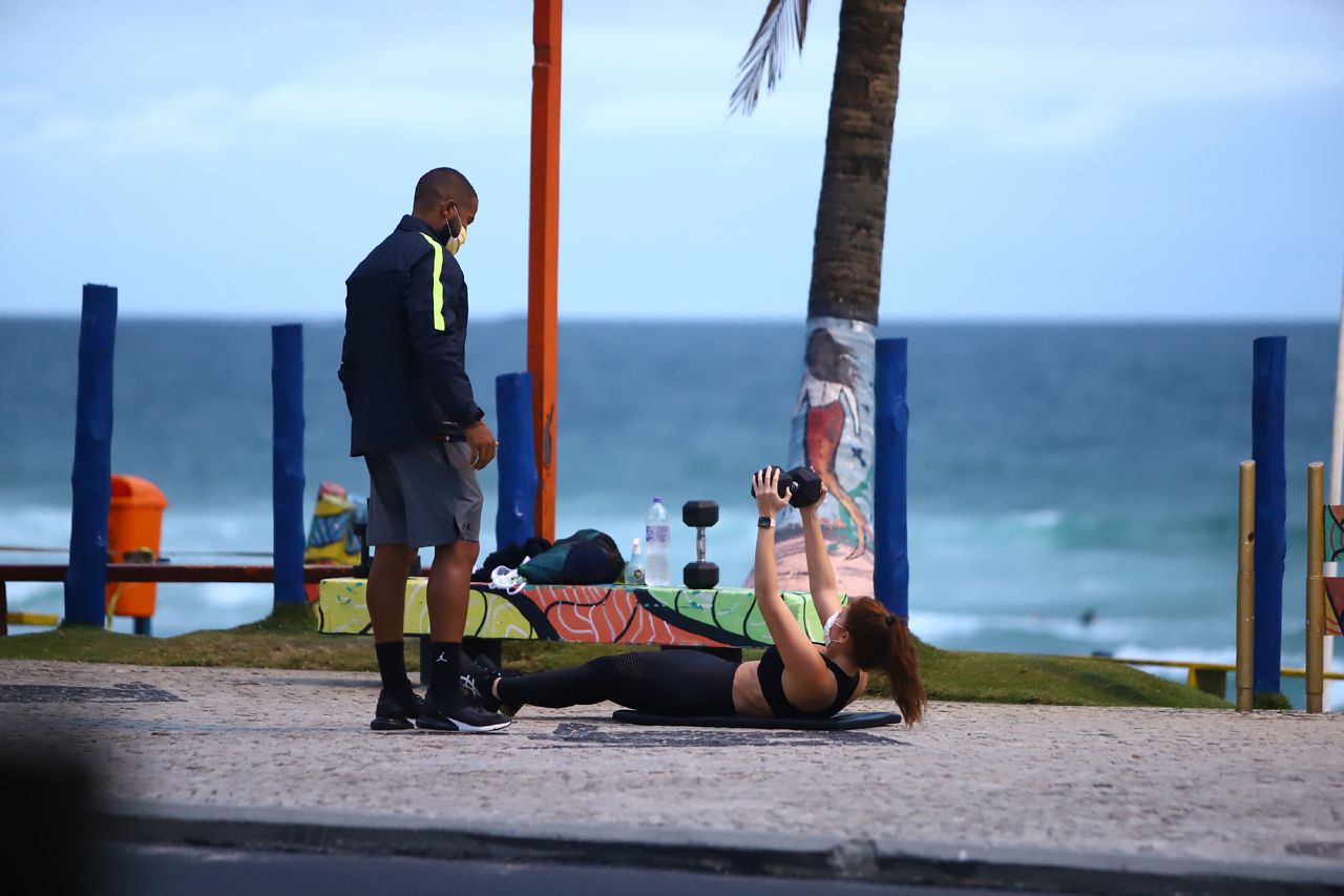 Amanda Gontijo se exercita na orla (Foto: AgNews)