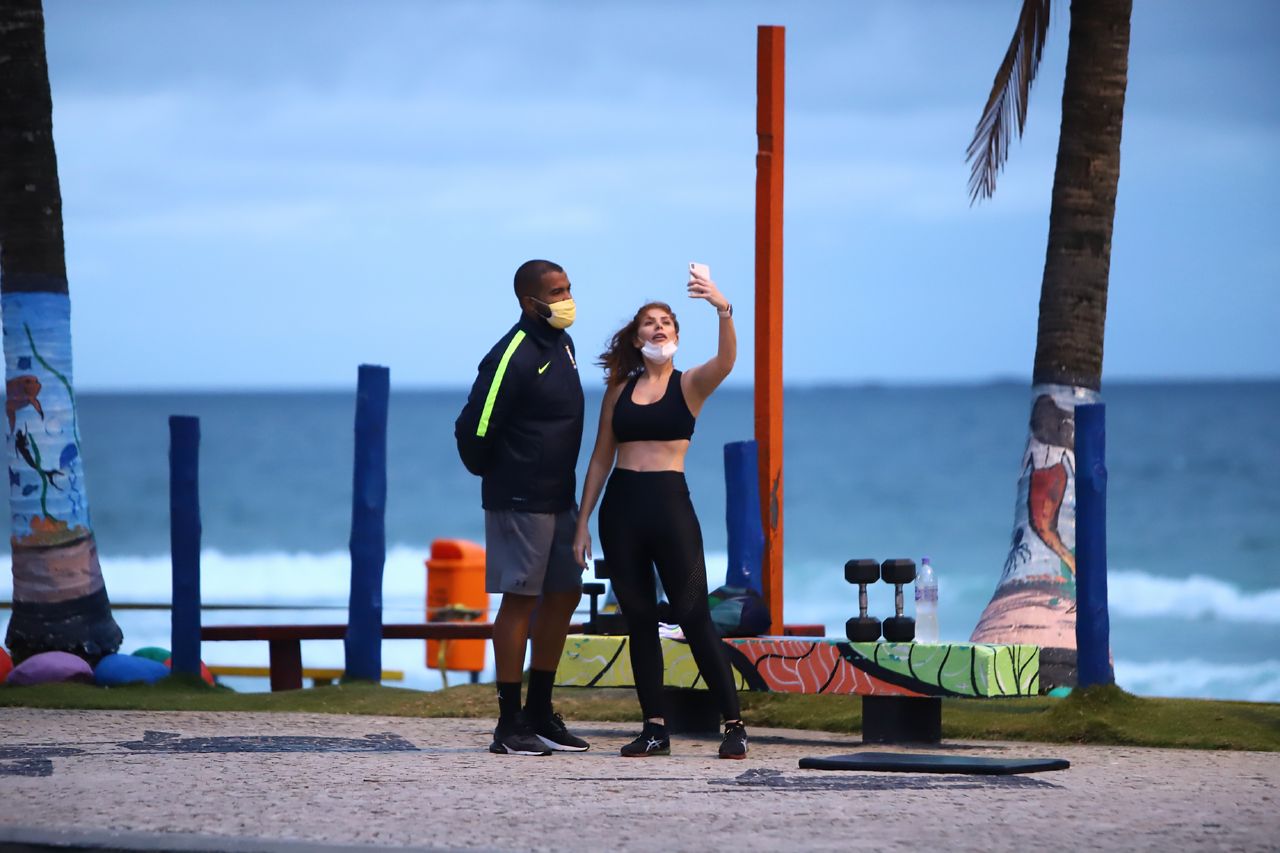 Amanda Gontijo se exercita na orla (Foto: AgNews)