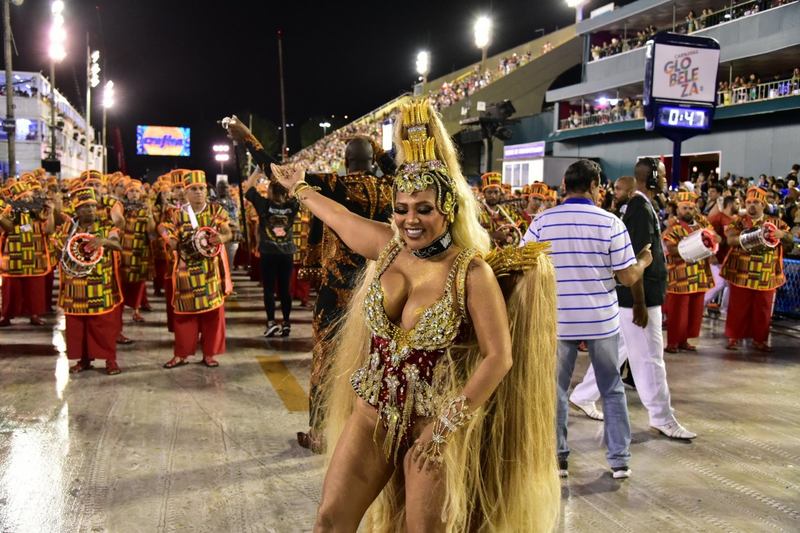 Darlin Ferrattry no desfile da Unidos de Bangu (Foto: Graça Paes/AgNews)