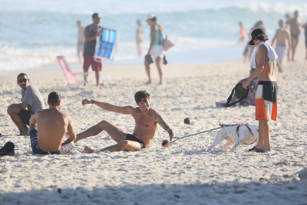 Dado Dolabella na praia (Foto: JC Pereira/AgNews)