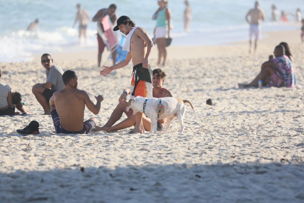 Dado Dolabella na praia (Foto: JC Pereira/AgNews)