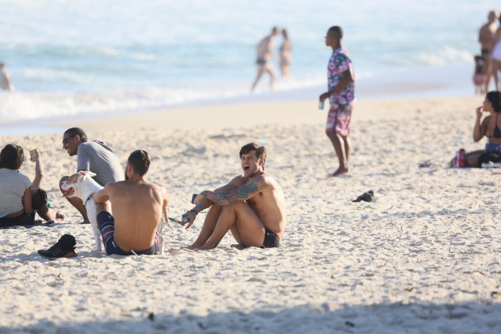 Dado Dolabella na praia (Foto: JC Pereira/AgNews)