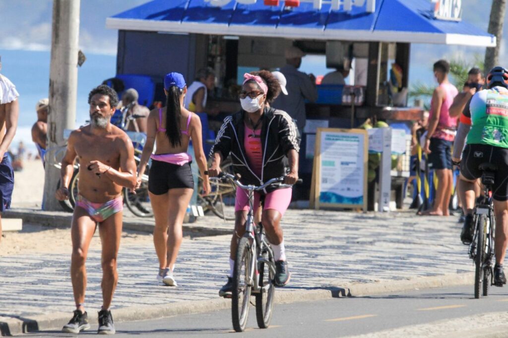 Adriana Bombom pedala pela orla de Ipanema (Foto: JC Pereira/AgNews)