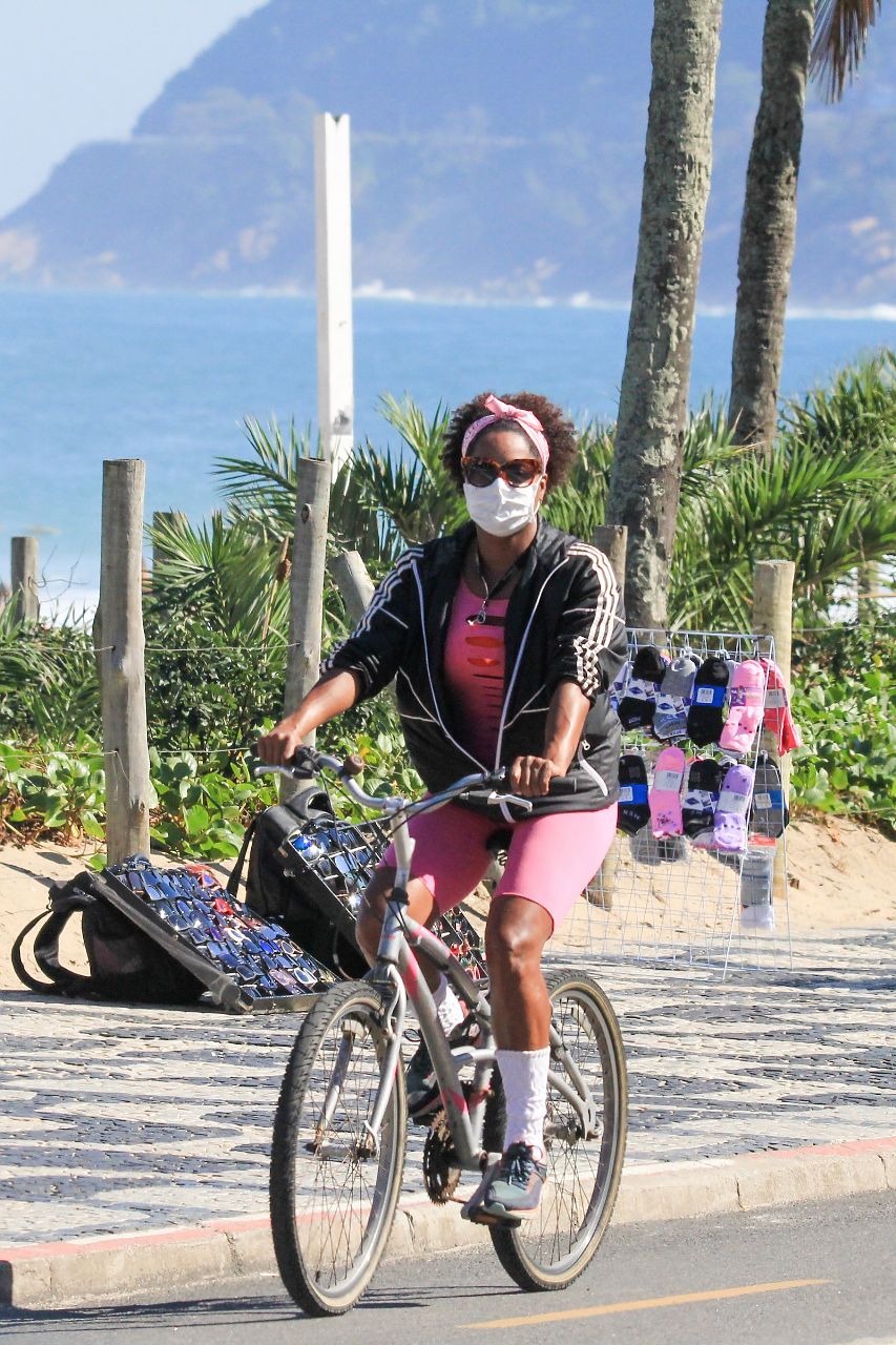 Adriana Bombom pedala pela orla de Ipanema (Foto: JC Pereira/AgNews)