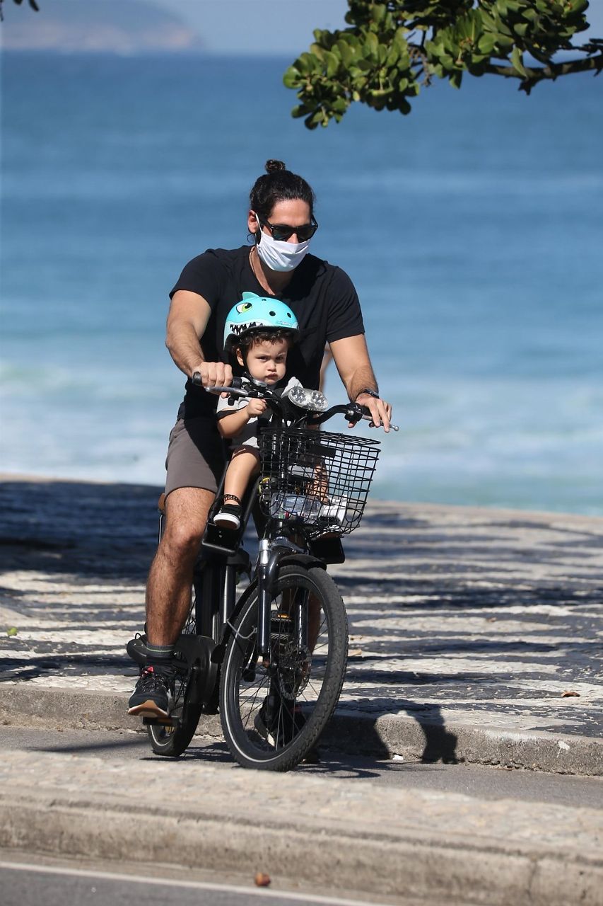 Dudu Azevedo pedala pela orla de Ipanema com a família (Foto: JC Pereira/AgNews)